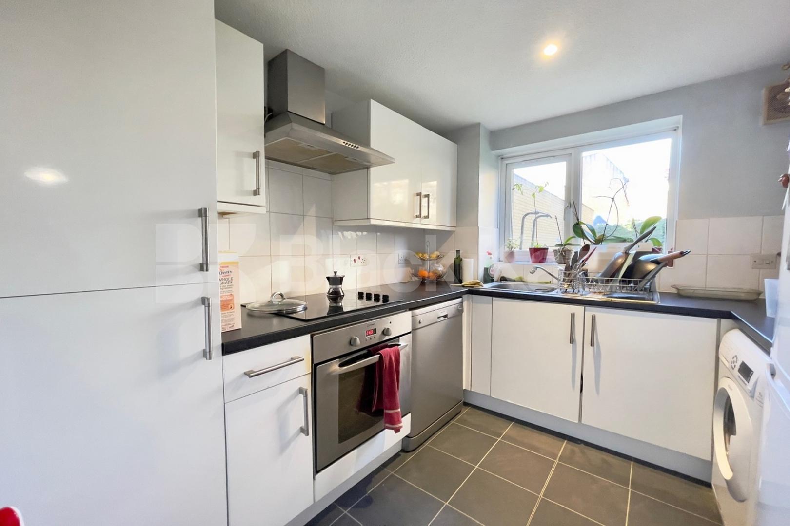 Contemporary ground floor apartment with beautiful communal gardens John Maurice Close, Elephant and Castle / Borough